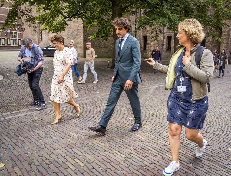 Lilianne Ploumen (PvdA) en Jesse Klaver (GL) verlaten het Binnenhof. De onderhandelingen voor een meerderheidskabinet met hen zijn op niets uitgelopen. Beeld ANP