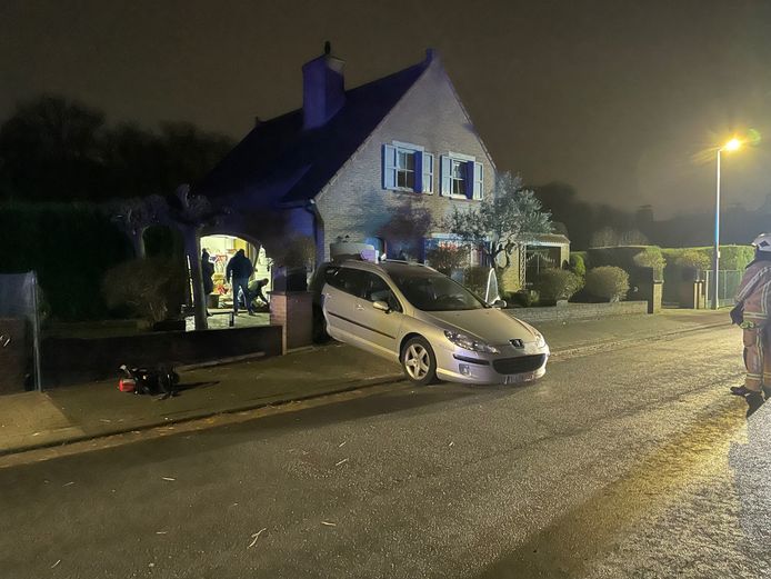 De auto knalde achterwaarts tegen de garagepoort van de woning en de gasaansluiting in de garage.