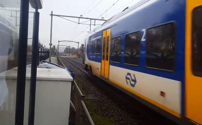 Treinsurfer komt aan op station Zevenbergen.