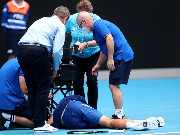 Épuisé, il sort en fauteuil roulant de la finale de l'Open d'Australie