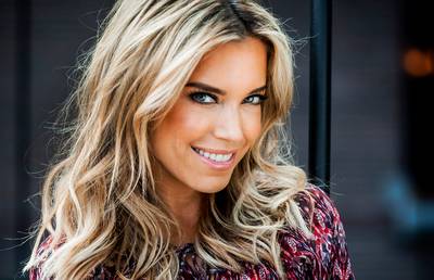 Bikinibabe Sylvie trakteert op kusjes, Everon is intens verdrietig