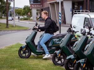 Scooters van Felyx rijden zonder vergunning door Zwolle: dit is waarom ze toch over straat mogen