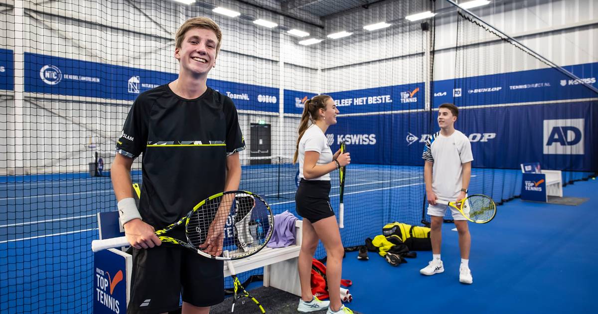 Net als Roger Federer over de baan zweven: Stan (13) uit Bavel gaat voor een carrière als proftennis