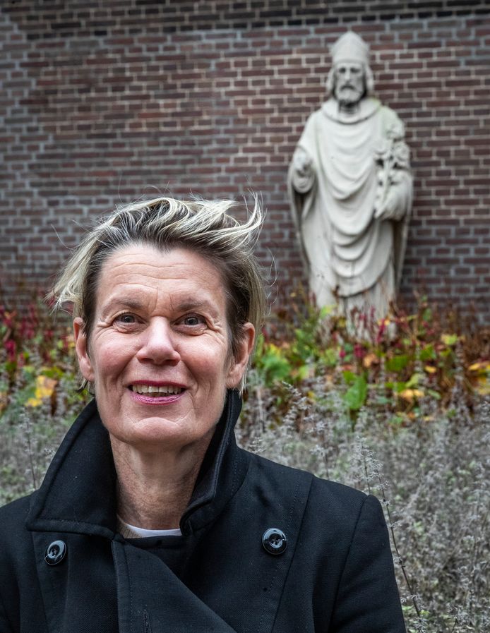 Julienne Tullemans bij het beeld van de Heilige Lambertus in Helmond.
