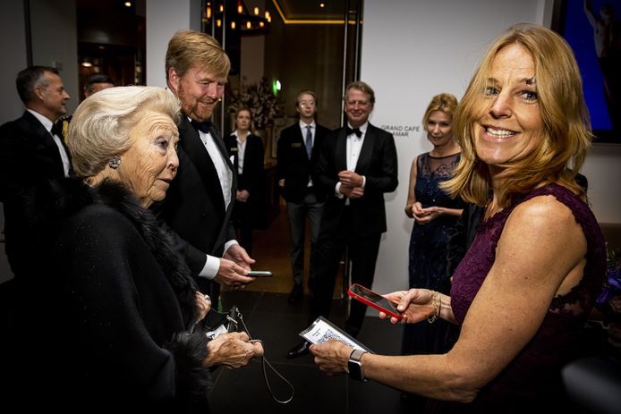 Koning Willem-Alexander en prinses Beatrix komen aan bij het DeLaMar Theater voor het Nederlands Balletgala van Stichting Dansersfonds '79. Tijdens het Balletgala waren onder meer optredens te zien van Het Nationale Ballet en Scapino Ballet Rotterdam.