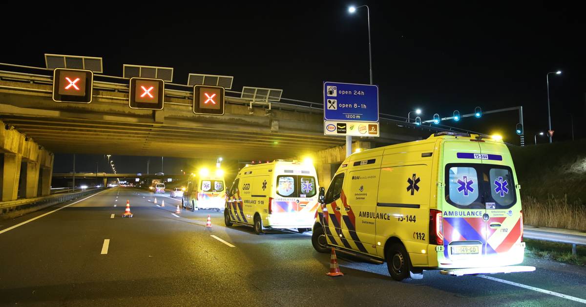 Ernstig ongeval op A13: auto vliegt over vangrail en belandt op zn kop, drie gewonden naar ziekenhuis.