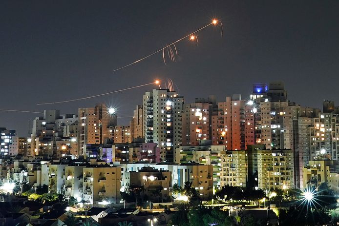 De Israëlische luchtafweer probeert boven de stad Ashkelon een raket uit de Gazastrook te onderscheppen.