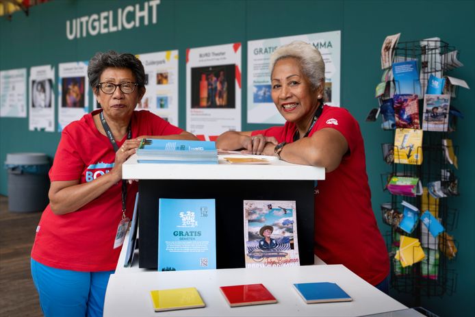 Vrijwilligers Eva Latumahina en Yaya Timisela bij de ticket en infobalie van Theaterfestival Boulevard in Den Bosch.