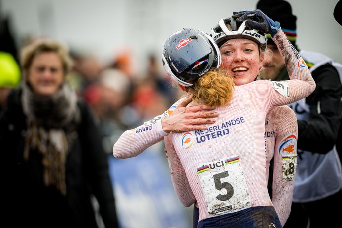 Fem van Empel (8) en Puck Pieterse na de finish van het WK. Op de achtergrond ziet ook moeder Heidy van Empel dat het goed is.