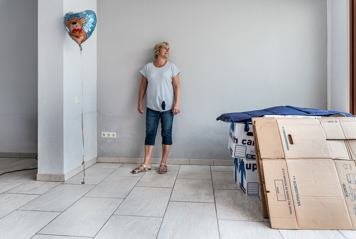 Chantal van Weersch in haar getroffen huis. Op de muren is de waterhoogte nog af te lezen.