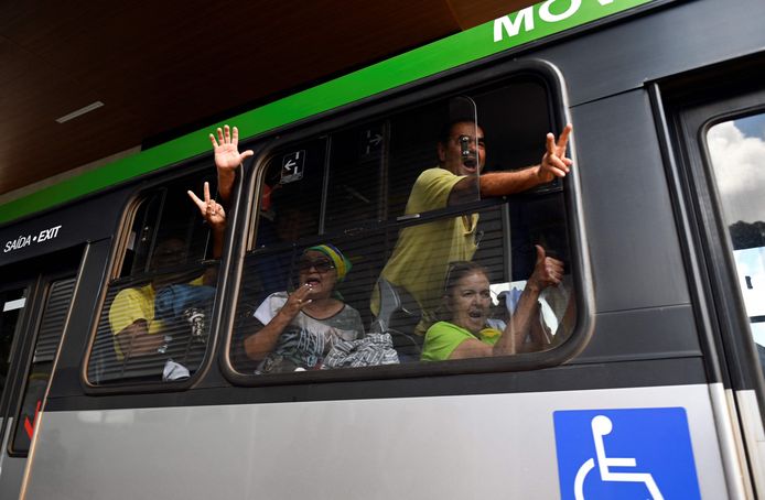 Aanhangers van de Braziliaanse oud-president Jair Bolsonaro worden na hun arrestatie met bussen weggebracht vanuit het federale politiebreau in Brasilia.