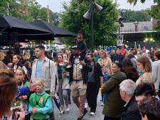 Met zo'n ontvangst kun je blijven lopen: Waalwijk massaal op de been voor vierdaagse