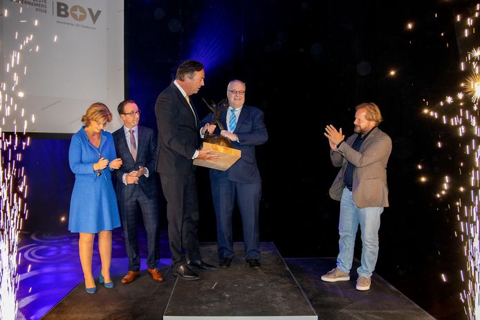 Destijds juryvoorzitter Tiny Sanders (derde van links) overhandigt de BOV-trofee aan Frank van de Ven uit Best die met zijn i-mop, een slimme dweilmachine, winnaar was in 2019.  Archieffoto