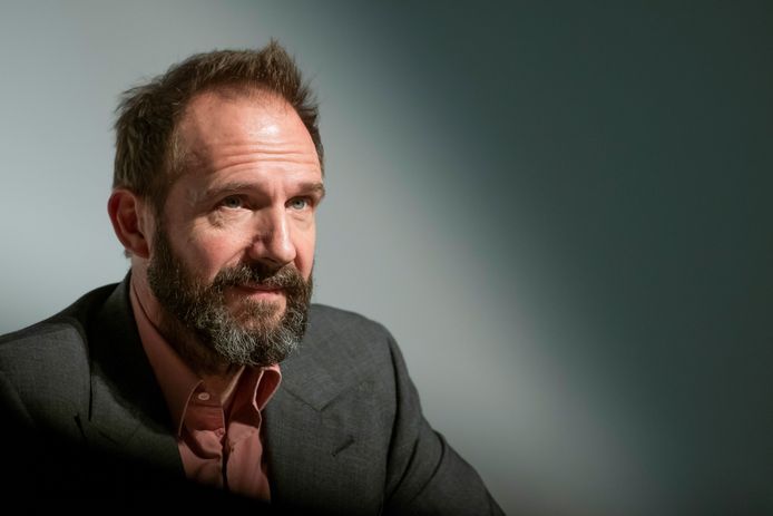 SEVILLA - De Britse acteur Ralph Fiennes heeft in een interview in Sevilla bevestigd dat hij in de nieuwste James Bond-film weer de rol van M gaat spelen. Fiennes was in Spanje om een oeuvre-onderscheiding van de European Film Academy in ontvangst te nemen.