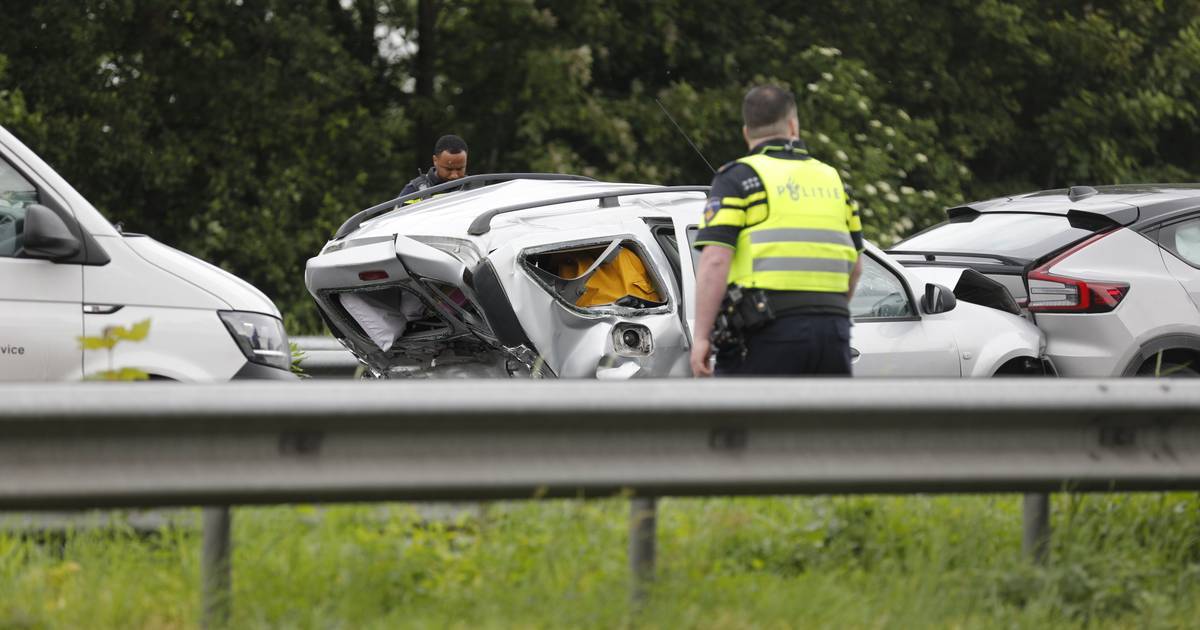 Zwaar ongeval met drie auto’s op A17: traumahelikopter opgeroepen, snelweg afgesloten.