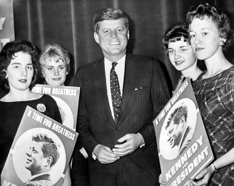 ‘John F. Kennedy liet zich iedere dag een jong meisje serveren: studentes, callgirls, meisjes die fanmail schreven... Hij had speci­ aal iemand in dienst die ze voor hem uitzocht.’ Beeld Â© Underwood Archives