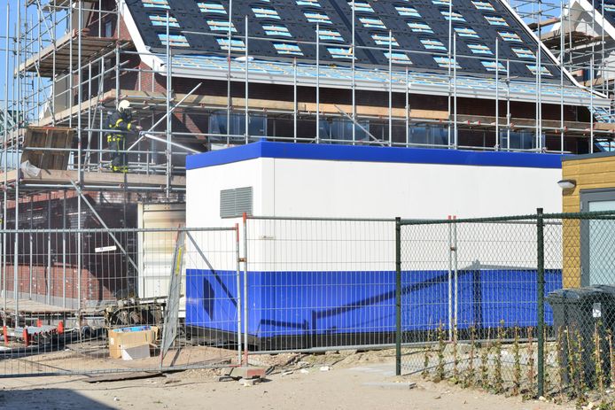 De brandweer kon de container en de inhoud niet meer redden aan de Maaslandsingel in Etten-Leur.