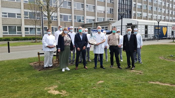 Van links naar rechts: Karen Celis, ziekenhuisdirecteur Jan Flament, staf verpleging en ziekenhuishygiënist Gunter Oris, manager Facilitaire Diensten Hubert Kerstens en Jan Van Gorp, samen met een delegatie leerlingen van het departement Voeding en Horeca.