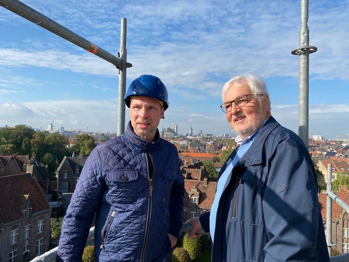 Werfleider Claude Nijs en voorzitter Lieven Decaluwe op het dak van de Begijnhofkerk