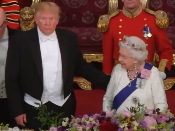 Trump raakt de queen aan.