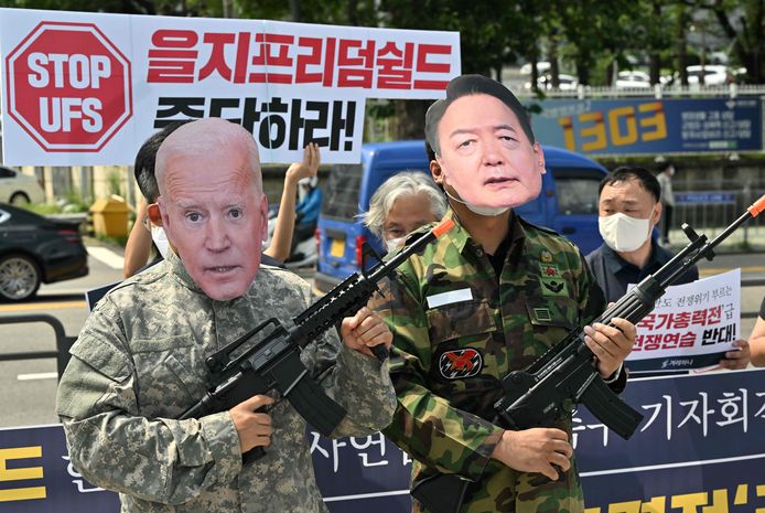 Mensen demonstreren in Seoul tegen de jaarlijkse gezamenlijke militaire oefeningen van de VS en Zuid-Korea. Dit jaar doet ook Japan mee. De maskers zijn de hoofden van de Amerikaanse president Biden en die van de Zuid-Koreaanse president Yoon Suk-yeol.