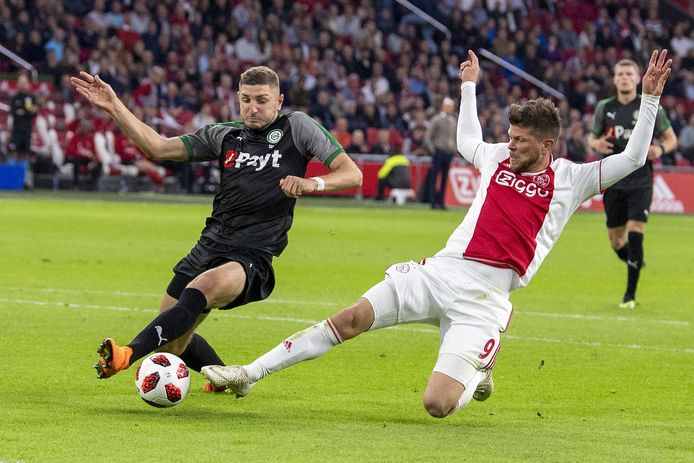 Klaas-Jan Huntelaar in duel met Jeffrey Chabot van FC Groningen.