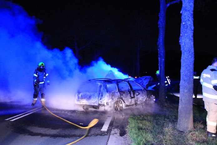 De auto brandde volledig uit.
