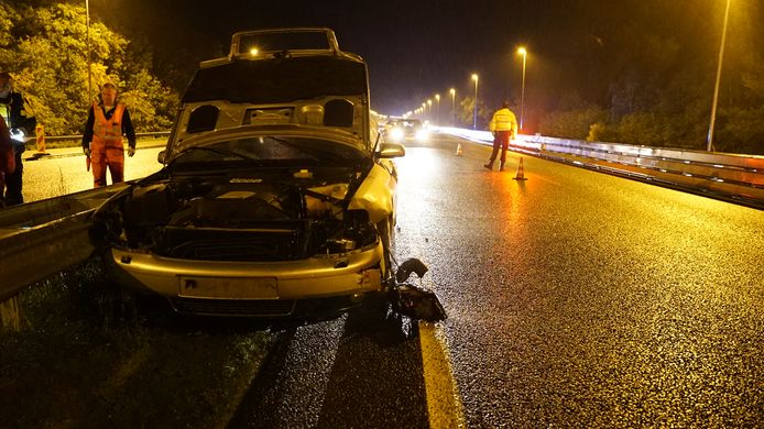 Door de klap is van de auto weinig over