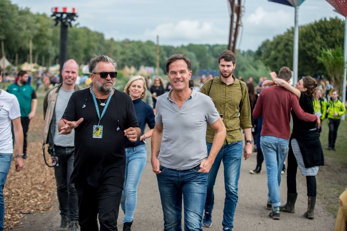 Premier Mark Rutte met festivaldirecteur Eric van Eerdenburg tussen festivalgangers.