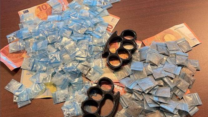 Drugsdealer (21) met 286 zakjes harddrugs aangehouden