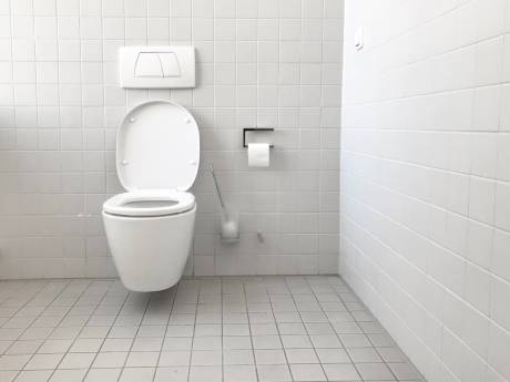Pourquoi vous devriez arrêter d'utiliser votre téléphone aux toilettes 