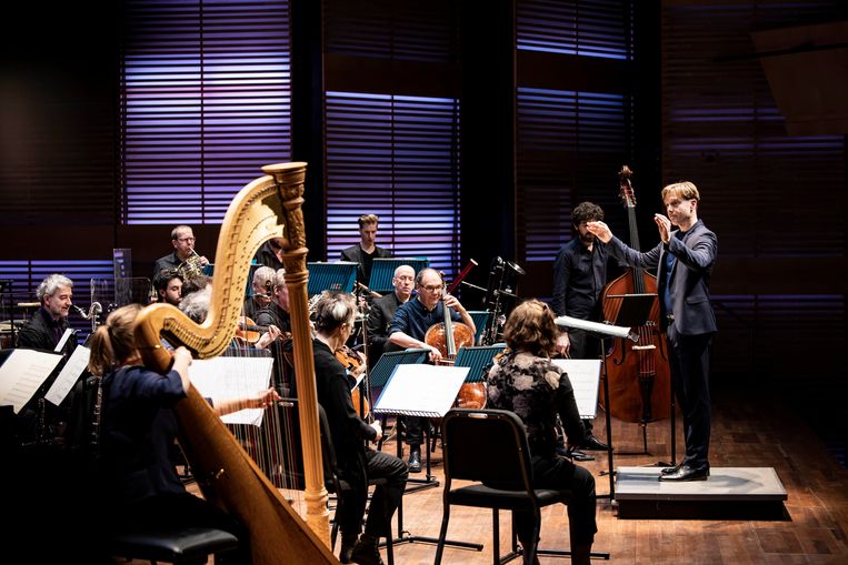 Bas Wiegers en Klangforum Wien donderdagavond in het Muziekgebouw.  Beeld Foppe Schut