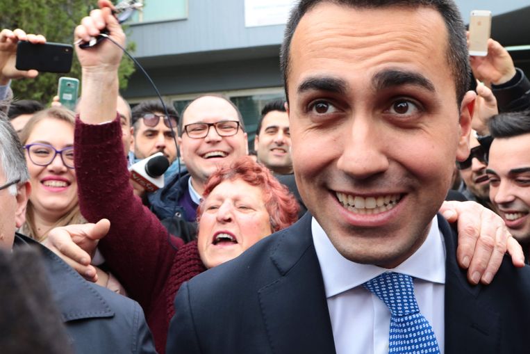 Partijleider Luigi Di Maio met aanhangers van de Vijfsterrenbeweging. Beeld AFP