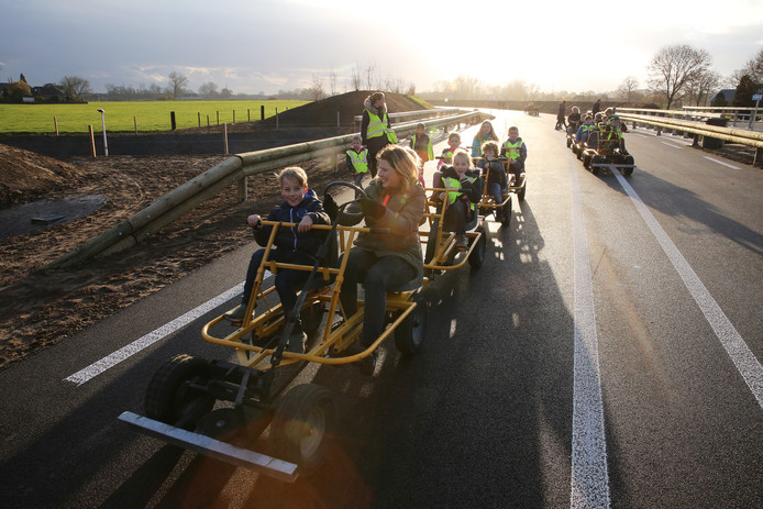Kinderen met skelters of in een tuk tuk konden de nieuwe rondweg tijdens de opening uitproberen.