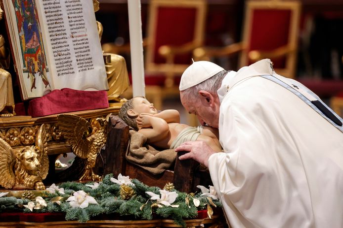 Francesco ha detto che Dio ha ordinato il destino di un uomo attraverso una donna, Maria, e non attraverso un angelo o direttamente.