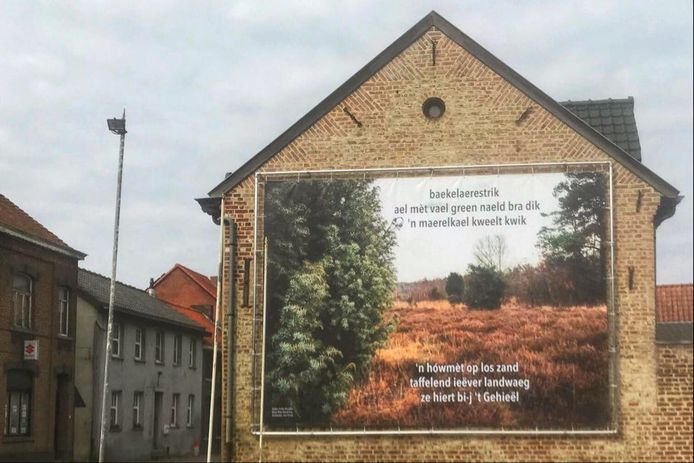 Het spandoek is te zien aan de Dorpsstraat in As.