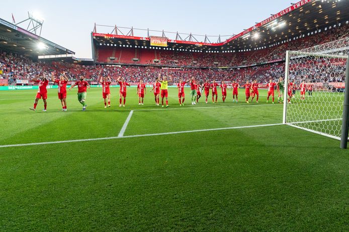 De spelers van FC Twente vieren feest met de aanhang.