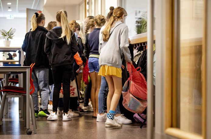 Scholen zoeken, door gebrekkige capaciteit intern, hulp bij externe adviesbureaus om programma's op te zetten waardoor leerlingen corona-achterstanden kunnen inlopen.