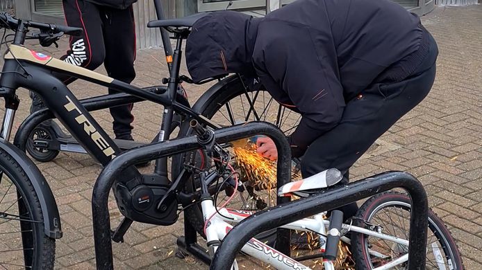 Het aantal fietsdiefstallen zit fors in de lift: twee jaar geleden werd deze man gefotografeerd terwijl hij met een slijpschijf op klaarlichte dag het fietsslot van een dure sportfiets te lijf ging.