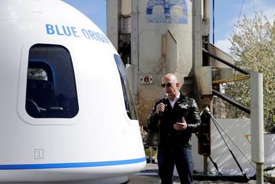Jeff Bezos wil in juli eerste toeristen naar ruimte brengen