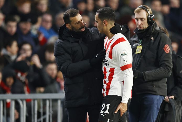 Anwar el Ghazi met trainer Ruud van Nistelrooij.