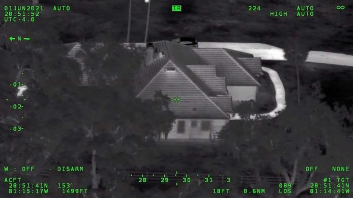 Luchtfoto van het huis waar de twee tieners de politie onder vuur nam.