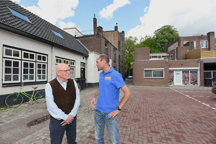 Tilburg Greg van Hest en Ysbrand van Hettema achter het pand van Gregs winkel aan het Wilhelminapark.