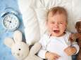Laisser pleurer bébé lui permettrait de mieux dormir