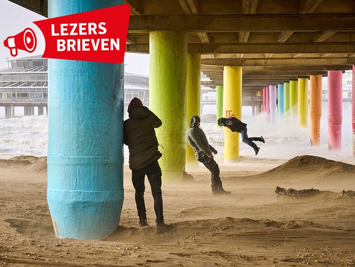 Proberen tegen de wind in te hangen in Scheveningen tijdens storm Eunice.