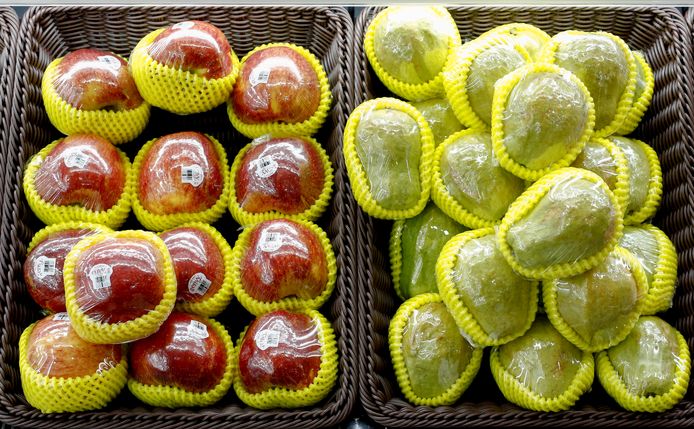 In plastic verpakt fruit in een supermarkt in Beijing.