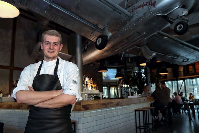 Chef-kok Rien Mertens met het oude vliegtuig hangend boven zijn hoofd.
