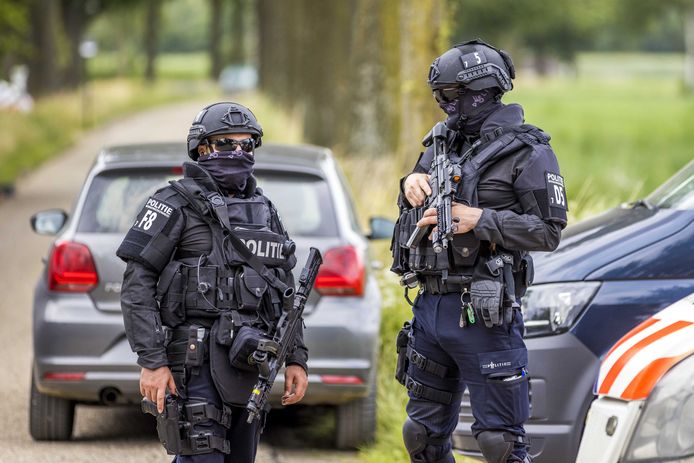 De Nederlandse politie bewaakt de ontdekte locatie.