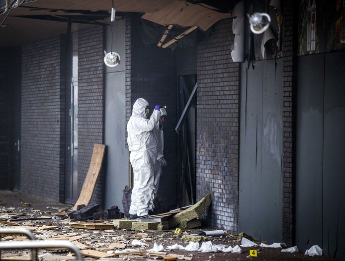 Technische recherche doet onderzoek bij winkelcentrum Beverhof in Beverwijk. Bij een explosie is de achtergevel van een Poolse supermarkt fors beschadigd.