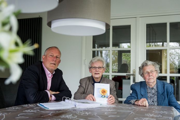 Richard Benneker (62), hier op de foto met enkele leden van De Zonnebloem, wordt de nieuwe voorzitter van voetbalclub De Zweef.